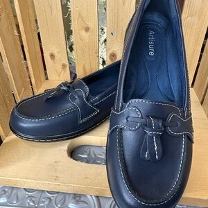 Artisure Women's Navy Loafers size 9, like new!
